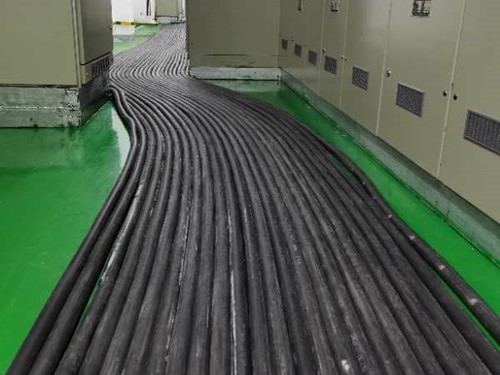 黄平如何根据理论计算公式计算温度对特定电压测量结果的影响？